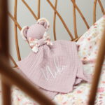 Personalisierte Geschenke für Babys, Personalisierte Geschenke für Neugeborene, Personalisierte Geschenke zur Geburt eines Kindes, Die besten Geschenke für Neugeborene, Originelle Geschenke für Babys mit Namen, Personalisierte Kinderdecke, Kinderdecke mit Namen, Personalisierte Kinderdecke mit Namen für Neugeborene, Name auf der Decke, personalisierte Decke zur Taufe oder zum Geburtstag, Personalisierte schmusetuch, schmusetuch