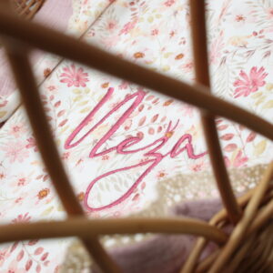 deka s imenom djeteta, grafika s imenom djeteta, tješilica s imenom djeteta, čestitka s imenom djeteta, pokloni s imenom, pokloni za novorođenče, pokloni za bebe, pokloni za babinje, pokloni za krštenje, pokloni za curice, pokloni za djevojčice, pokloni za dečke, pokloni za dječake, personalizirani pokloni, ručni rad, unikatni pokloni, deka, dekica, dječja deka, dječja dekica, poklon za novorođenče, personalizirani poklon, poklon za bebe