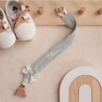 Personalisierte Geschenke für Babys, Personalisierte Geschenke für Neugeborene, Personalisierte Geschenke zur Geburt eines Kindes, Die besten Geschenke für Neugeborene, Originelle Geschenke für Babys mit Namen, Personalisierte Kinderdecke, Kinderdecke mit Namen, Personalisierte Kinderdecke mit Namen für Neugeborene, Name auf der Decke, personalisierte Decke zur Taufe oder zum Geburtstag, Personalisierte Schnullerkette, Schnullerkette