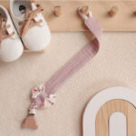 Personalisierte Geschenke für Babys, Personalisierte Geschenke für Neugeborene, Personalisierte Geschenke zur Geburt eines Kindes, Die besten Geschenke für Neugeborene, Originelle Geschenke für Babys mit Namen, Personalisierte Kinderdecke, Kinderdecke mit Namen, Personalisierte Kinderdecke mit Namen für Neugeborene, Name auf der Decke, personalisierte Decke zur Taufe oder zum Geburtstag, Personalisierte Schnullerkette, Schnullerkette