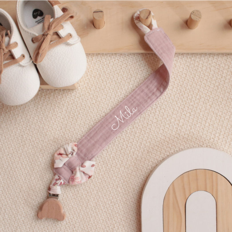 schnullerkette Personalisierte Geschenke für Babys, Personalisierte Geschenke für Neugeborene, Personalisierte Geschenke zur Geburt eines Kindes, Die besten Geschenke für Neugeborene, Originelle Geschenke für Babys mit Namen, Personalisierte Kinderdecke, Kinderdecke mit Namen, Personalisierte Kinderdecke mit Namen für Neugeborene, Name auf der Decke, personalisierte Decke zur Taufe oder zum Geburtstag, Personalisierte Schnullerkette, Schnullerkette