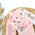 Personalisierte Geschenke für Babys, Personalisierte Geschenke für Neugeborene, Personalisierte Geschenke zur Geburt eines Kindes, Die besten Geschenke für Neugeborene, Originelle Geschenke für Babys mit Namen, Personalisierte Kinderdecke, Kinderdecke mit Namen, Personalisierte Kinderdecke mit Namen für Neugeborene, Name auf der Decke, personalisierte Decke zur Taufe oder zum Geburtstag, Personalisierter Schmusetuch, Schmusetuch