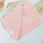 Personalisierte Geschenke für Babys, Personalisierte Geschenke für Neugeborene, Personalisierte Geschenke zur Geburt eines Kindes, Die besten Geschenke für Neugeborene, Originelle Geschenke für Babys mit Namen, Personalisierte Kinderdecke, Kinderdecke mit Namen, Personalisierte Kinderdecke mit Namen für Neugeborene, Name auf der Decke, personalisierte Decke zur Taufe oder zum Geburtstag, babydecke