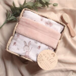 Geschenke für Babys, Personalisierte Geschenke für Neugeborene, Personalisierte Geschenke zur Geburt eines Kindes, Die besten Geschenke für Neugeborene, Originelle Geschenke für Babys mit Namen, Personalisierte Kinderdecke, Kinderdecke mit Namen, Personalisierte Kinderdecke mit Namen für Neugeborene, Name auf der Decke, personalisierte Decke zur Taufe oder zum Geburtstag, babydecke