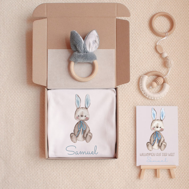 hop-hop-zajček-temno-modri Geschenk zur Geburt personalisiertes Geschenk Baby Geschenk Geburtsgeschenk Geschenk für Neugeborene personalisiertes Babygeschenk Geschenk mit Namen Geburtsdatum Geschenk individuelles Geschenk Baby Baby Andenken Erinnerung an die Geburt personalisierte Kuscheldecke Babydecke mit Namen personalisiertes Stofftier