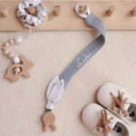 Personalisierte Geschenke für Babys, Personalisierte Geschenke für Neugeborene, Personalisierte Geschenke zur Geburt eines Kindes, Die besten Geschenke für Neugeborene, Originelle Geschenke für Babys mit Namen, Personalisierte Kinderdecke, Kinderdecke mit Namen, Personalisierte Kinderdecke mit Namen für Neugeborene, Name auf der Decke, personalisierte Decke zur Taufe oder zum Geburtstag, Personalisierte Schnullerkette, Schnullerkette