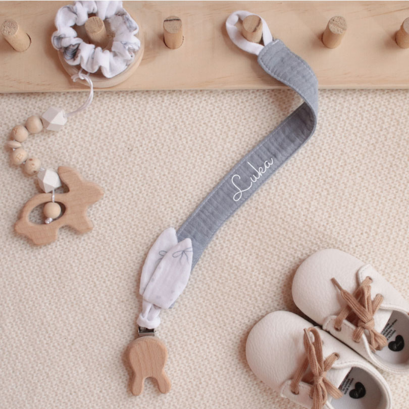 schnullerkette Personalisierte Geschenke für Babys, Personalisierte Geschenke für Neugeborene, Personalisierte Geschenke zur Geburt eines Kindes, Die besten Geschenke für Neugeborene, Originelle Geschenke für Babys mit Namen, Personalisierte Kinderdecke, Kinderdecke mit Namen, Personalisierte Kinderdecke mit Namen für Neugeborene, Name auf der Decke, personalisierte Decke zur Taufe oder zum Geburtstag, Personalisierte Schnullerkette, Schnullerkette